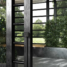 Розетка влагозащищенная с заземлением, с защитной крышкой и шторками Werkel Gallant черный/хром W5071235 4690389164637 2