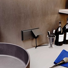 Розетка встраиваемая Voltum S70 с заземлением, защитными шторками и крышкой 16А, (титан) VLS040306 1